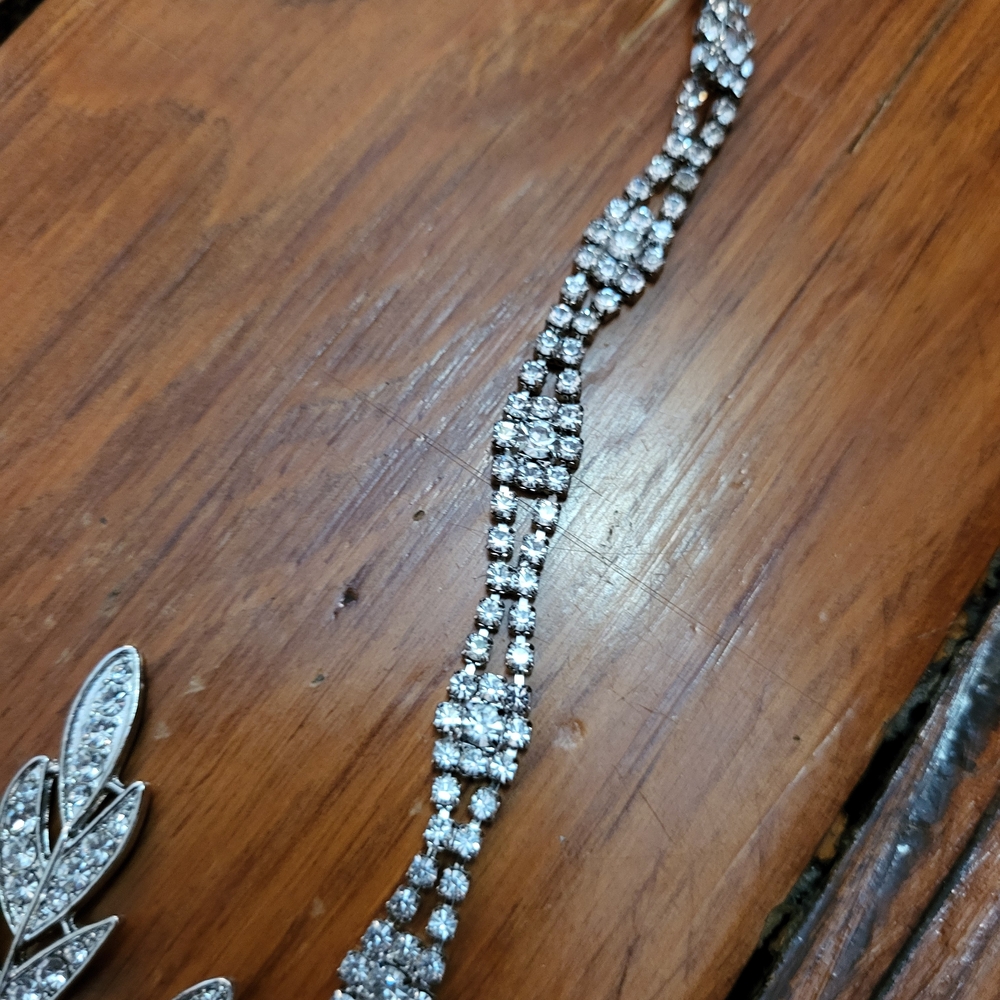 Elegant Silver Hair Accessory - Picture 4 of 4
